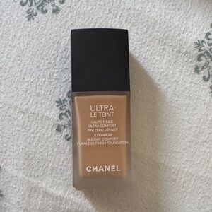 CHANEL Ultra Le Teint Foundation - B30 Warm Beige